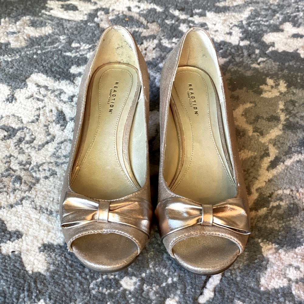 Kenneth Cole Reaction Gold pumps. Size 10.